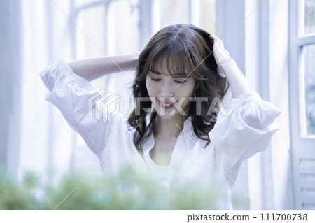 年輕女士的頭髮護理圖像 111700738