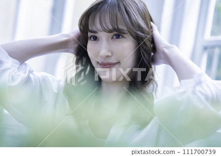 年輕女士的頭髮護理圖像 111700739