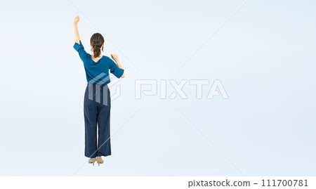 一名白人女子擺出膽量姿勢的背部全身照片 一名白人女子擺出膽量姿勢的背部全身照片 111700781