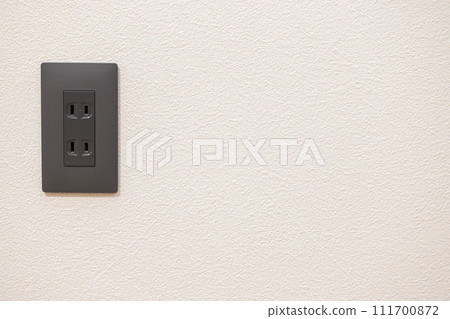 Outlet installed on the wall (black) 111700872