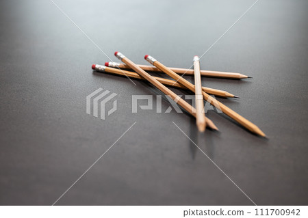 放在黑色桌面上的鉛筆 111700942