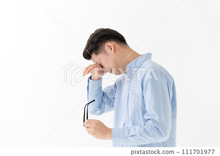 一個疲憊的表情的男人 111701977