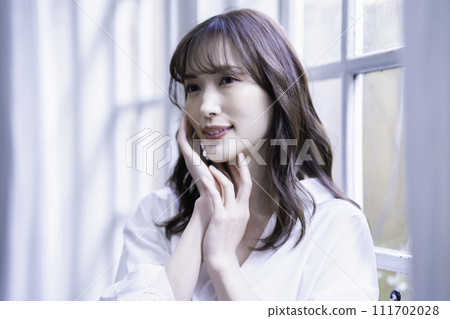 Fashionable women Fashionable women 111702028