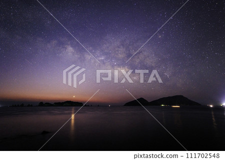 [Miyazaki Prefecture Inozakibana Park Campsite] Nanatsubae, Oshima, and the Milky Way at dawn 111702548