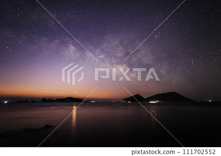[Miyazaki Prefecture Inozakibana Park Campsite] Nanatsubae, Oshima, and the Milky Way at dawn 111702552