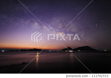 [Miyazaki Prefecture Inozakibana Park Campsite] Nanatsubae, Oshima, and the Milky Way at dawn 111702553
