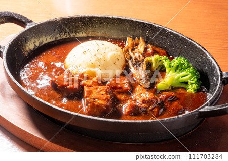 餐廳裡的燉牛肉 111703284