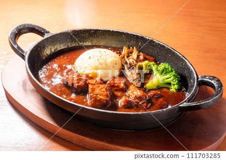 餐廳裡的燉牛肉 111703285