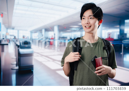一個獨自出國旅行的年輕人 111703839