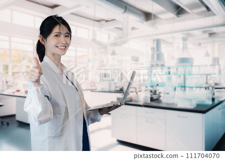 女大學生在實驗室做實驗 111704070