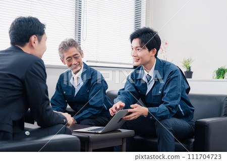 穿著工作服進行商務談判的商人 穿著工作服進行商務談判的商人 111704723