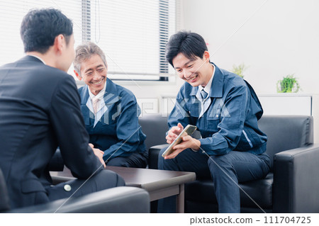 穿著工作服進行商務談判的商人 穿著工作服進行商務談判的商人 111704725
