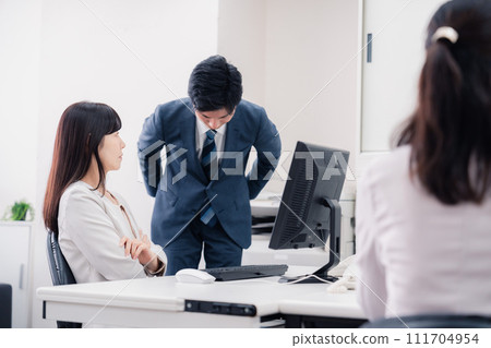 女人的老闆罵他的下屬 女人的老闆罵他的下屬 111704954