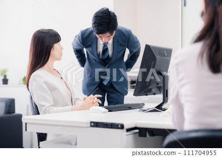 Woman's boss scolds his subordinates Woman's boss scolds his subordinates 111704955