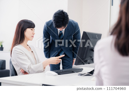 女人的老闆罵他的下屬 111704960