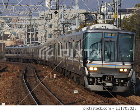 223 series rapid train running on the outer line bound for Osaka 111705025