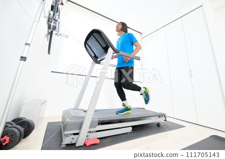 中年男子在跑步機上跑步 111705143