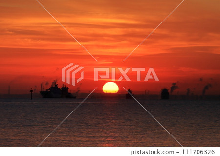 Morning glow in Tokyo Bay 111706326