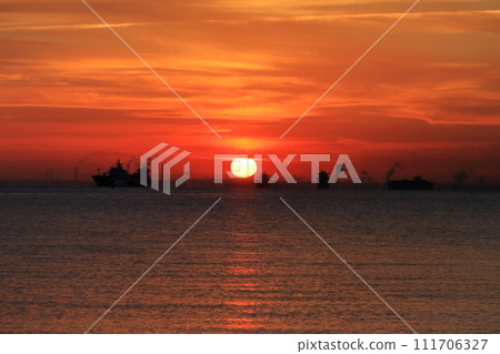 Morning glow in Tokyo Bay 111706327