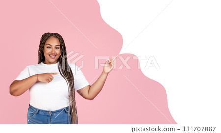 Smiling overweight African lady pointing at blank speech bubble, collage 111707087