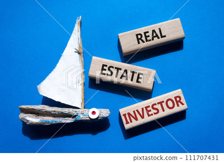 Real Estate Investor symbol. Wooden blocks with words Real Estate Investor. Beautiful blue background with boat. Business and Real Estate Investor concept. Copy space. Real Estate Investor symbol. Wooden blocks with words Real Estate Investor. Beautiful blue background with boat. Business and Real Estate Investor concept. Copy space. 111707431