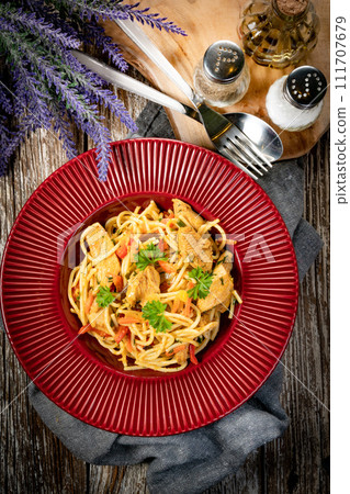 Fried noodles with chicken and vegetables. 111707679