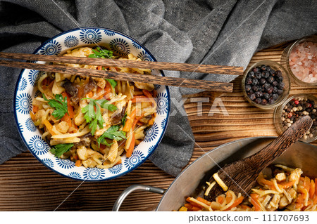 Fried noodles with chicken and vegetables. 111707693
