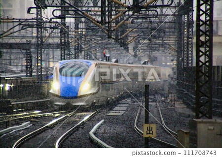 東京車站發布「大雪警報」...[E7系列新幹線]正在經歷降雪 111708743