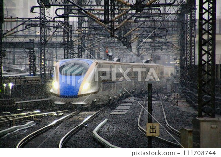 東京車站發布「大雪警報」...[E7系列新幹線]正在經歷降雪 111708744