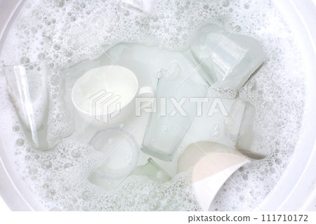 Washing used drinking glasses and cups Washing used drinking glasses and cups 111710172