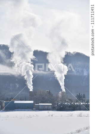 Photographing the scenery of the Hokkaido Electric Power steam production facility in Nigorikawa, Morimachi, Hokkaido in early spring 111711451