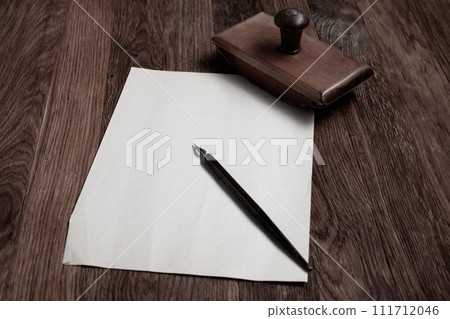 Vintage fountain pen and empty sheet of paper on a wooden table 111712046