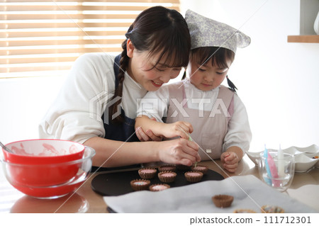 家長和孩子們製作糖果 家長和孩子們製作糖果 111712301