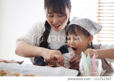 Parents and children making sweets Parents and children making sweets 111712307
