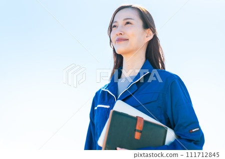 在配送中心工作的年輕女子 111712845