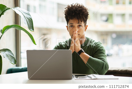 Portrait of concentrated young black guy entrepreneur working at cafe 111712874