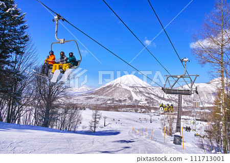 留壽都滑雪場、滑雪纜車和羊蹄山在隆冬的晴朗天空中 111713001