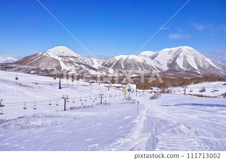 隆冬陽光明媚的日子,留壽都滑雪場東區的景色,也就是纜車和纜車的起點。 隆冬陽光明媚的日子,留壽都滑雪場東區的景色,也就是纜車和纜車的起點。 111713002