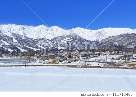 Winter in Hakuba: Clear skies in the Northern Alps 111713403
