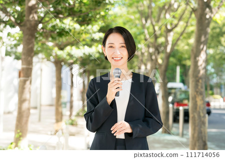 有戶外麥克風的女播音員 有戶外麥克風的女播音員 111714056