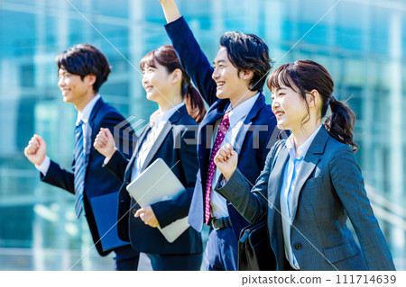 女商人和商人在藍天下排隊 111714639