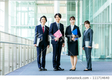 男性和女性商人 111714640