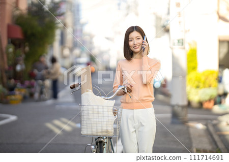 中年婦女騎自行車去購物 111714691