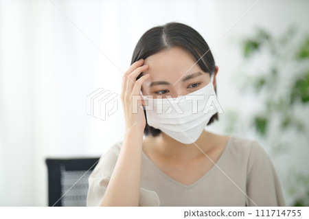 戴著面具在辦公室的年輕女商人 戴著面具在辦公室的年輕女商人 111714755