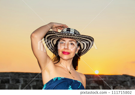Beautiful woman wearing the traditional Colombian hat called Sombrero Vueltiao at the historical walls of Cartagena de Indias 111715802