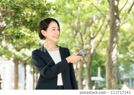 有戶外麥克風的女播音員 111717141