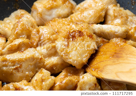 雞胸肉與蛋黃醬和橙子醬一起炒的烹飪場景。 雞胸肉與蛋黃醬和橙子醬一起炒的烹飪場景。 111717295