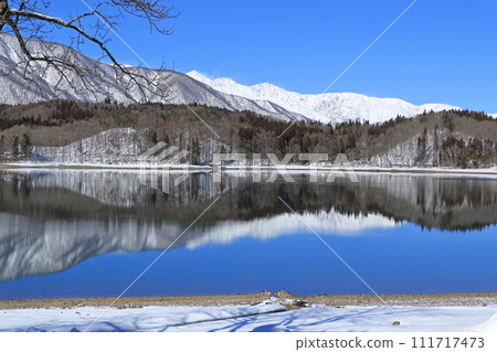 冬天的青木湖和白馬宮山 111717473