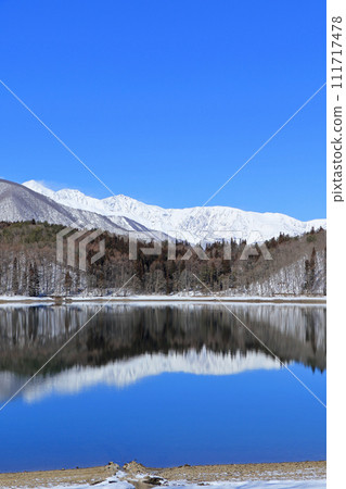 冬天的青木湖和白馬宮山 111717478