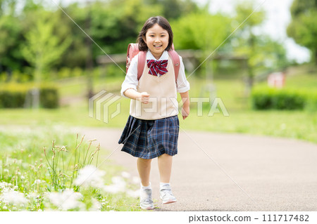 跑去學校的小學生 111717482